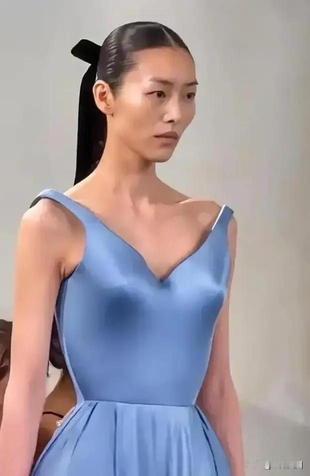 穿上巴黎世家的刘雯，真是一言难尽。刘雯亮相巴黎高定秀场，穿上巴黎世家蓝色礼服裙