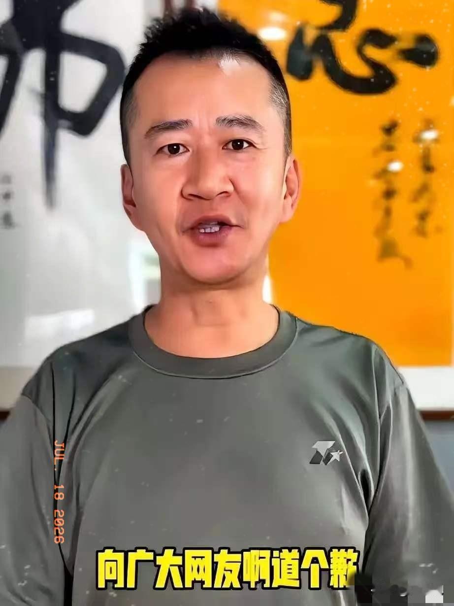 硬扛了两天，演员李嘉明还是道歉了。前脚刚发视频，说电影有好有坏，实话实说，绝不