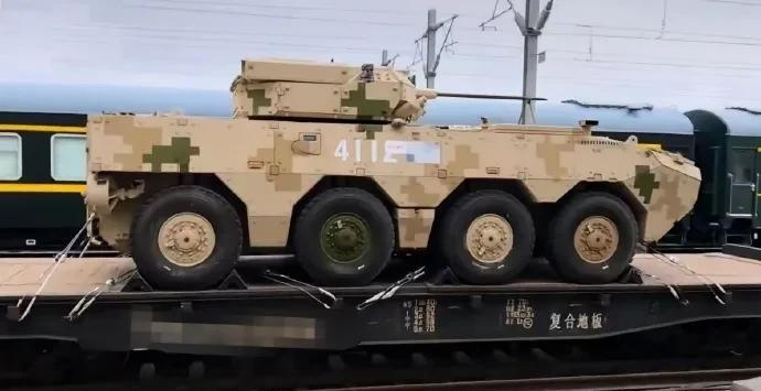 国产新型8X8步兵战车，沙漠迷彩涂装。看样子已经装备服役了……照片来源见水印。但