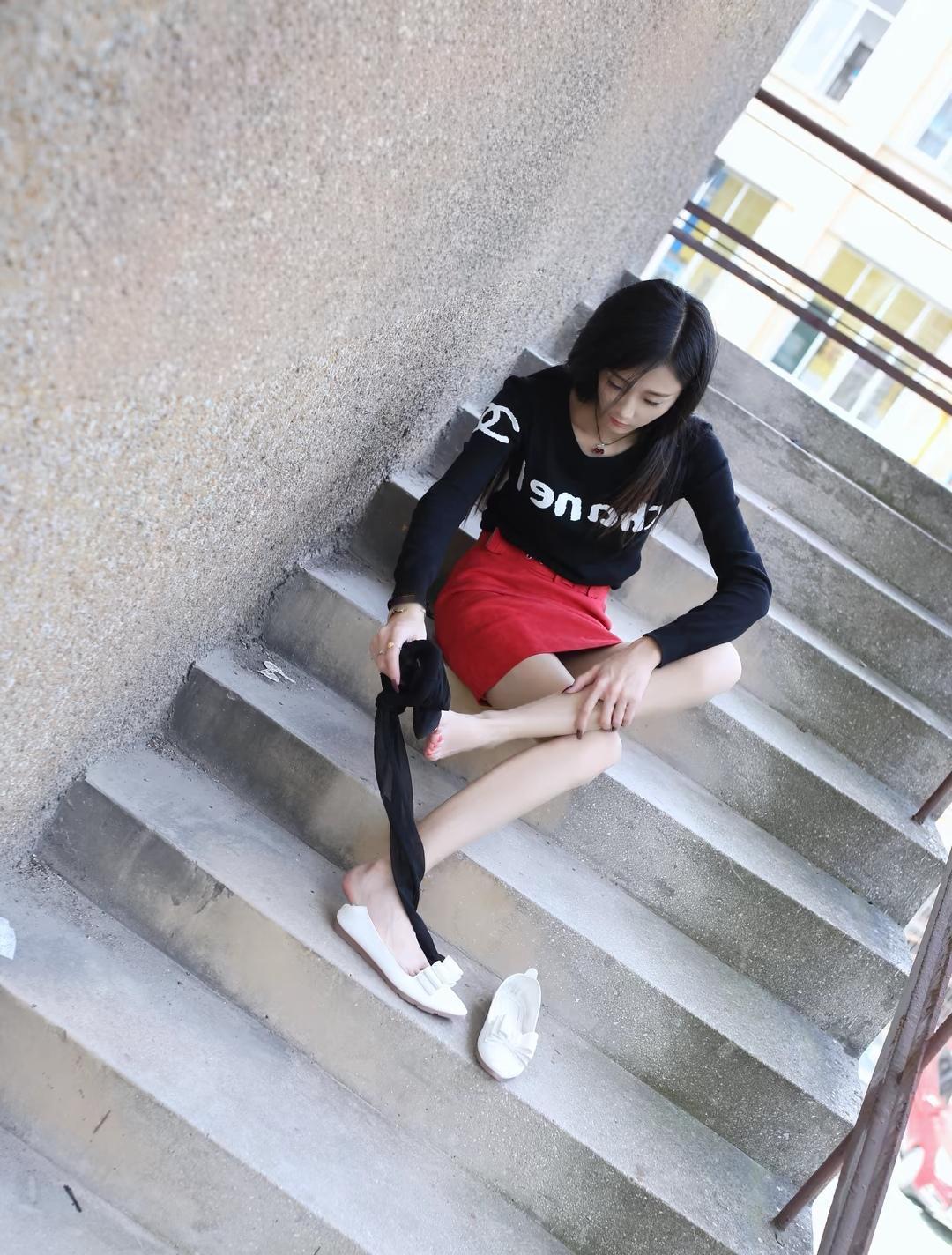 都市少女，黑衣红裙，楼梯间小憩，时尚与慵懒的完美结合。