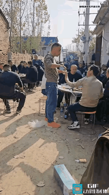 路见不平一声吼，该出手时就出手，这个背后下手的大哥，感觉是一个老江湖，看得出来，