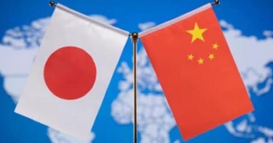 眼下中日在东海的对峙，早已不是嘴上较劲，而是实打实的剑拔弩张，擦枪走火的风险持续