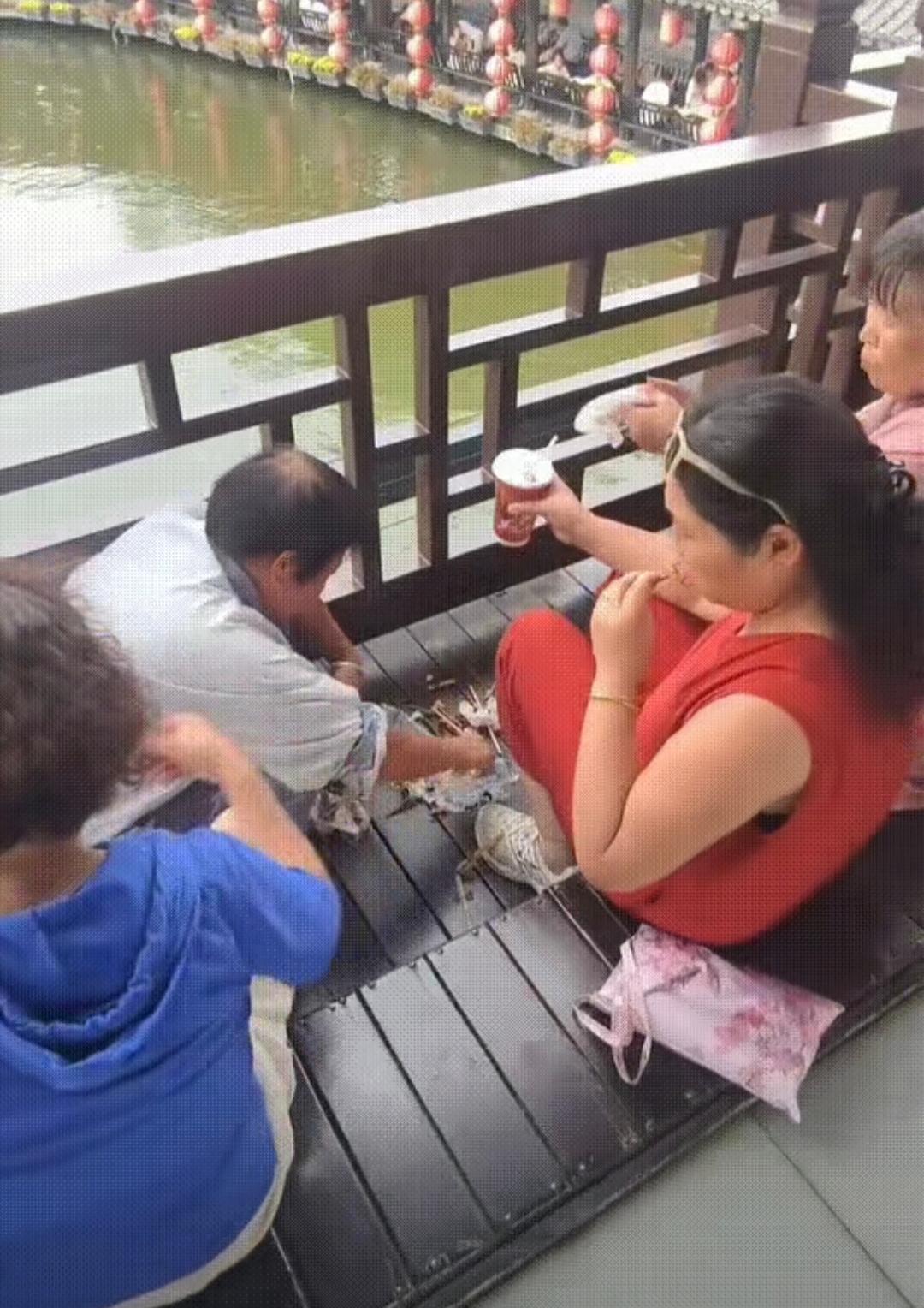 这素质，老老实实待在家里不好吗，非要跑出来霍霍人。河南某景区，三位大妈坐在