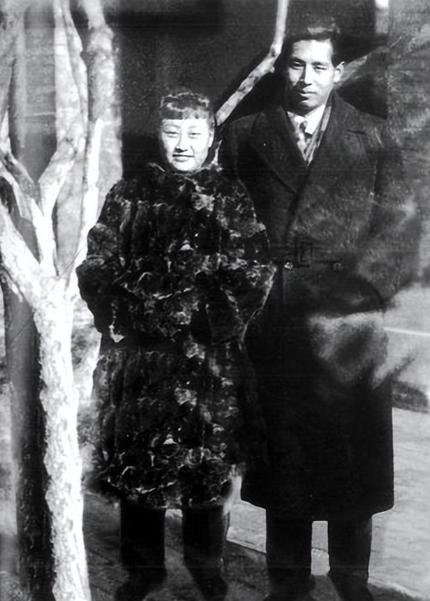 1938年，一对卧底夫妻假戏真做结为真夫妻，妻子牺牲后，丈夫始终未娶他人，谁料7