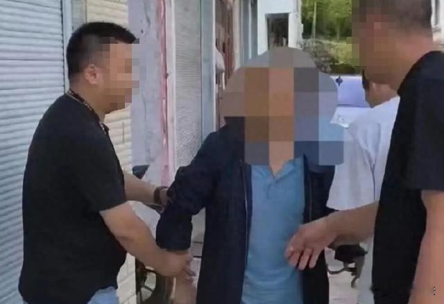 四川宜宾，一男子看上了已婚女邻居，趁其丈夫不在家经常深夜摸进女人的房间里，二人背
