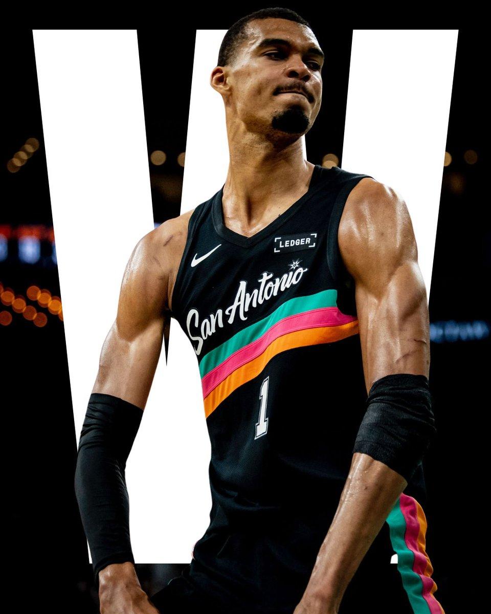 三年级仅22岁的文班亚马本赛季场均24.3分11.2篮板2.9助攻