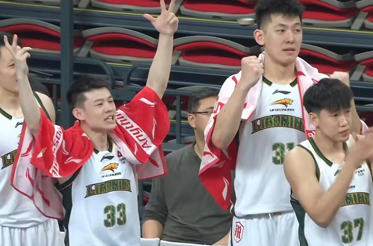 杨鸣与裁判辩解没有任何问题，昨天晚上辽宁和北京队的这场比赛，导火索并不是姜宇星被