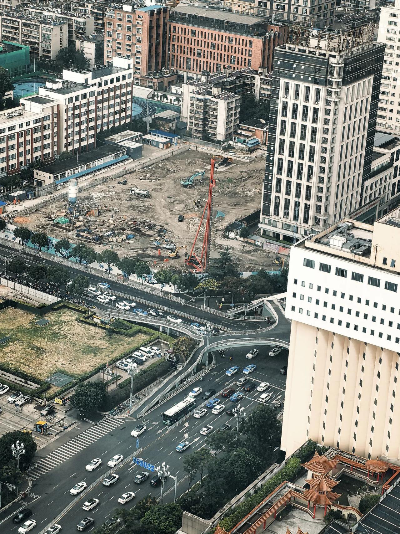 盘龙区昆明饭店旁边白塔路东风东路交叉口，唐家营城中村这个城改保障性住房项目。是我