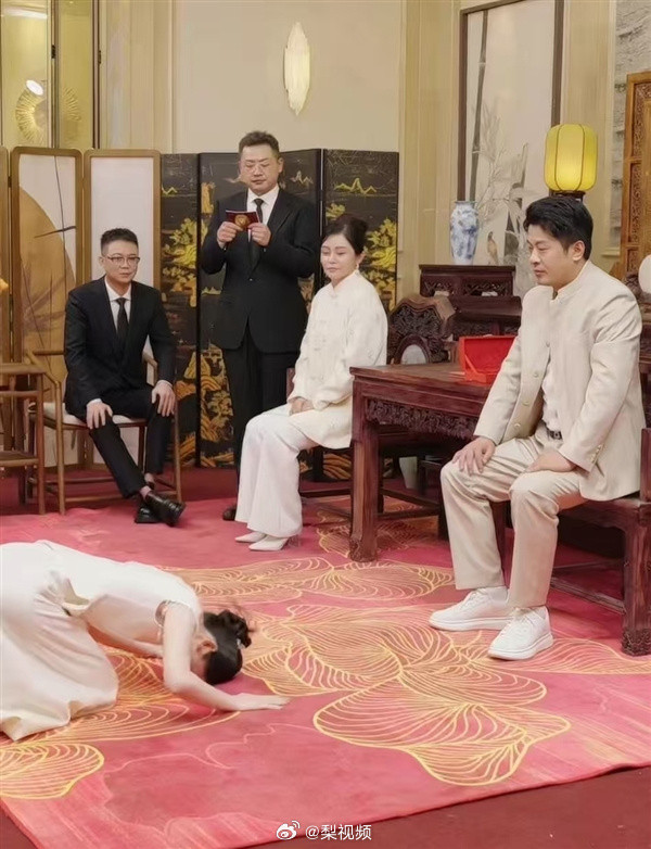 五次退网的辛巴再收徒辛巴高调复出2026年4月辛巴携妻子初瑞雪惊喜同框，时隔7