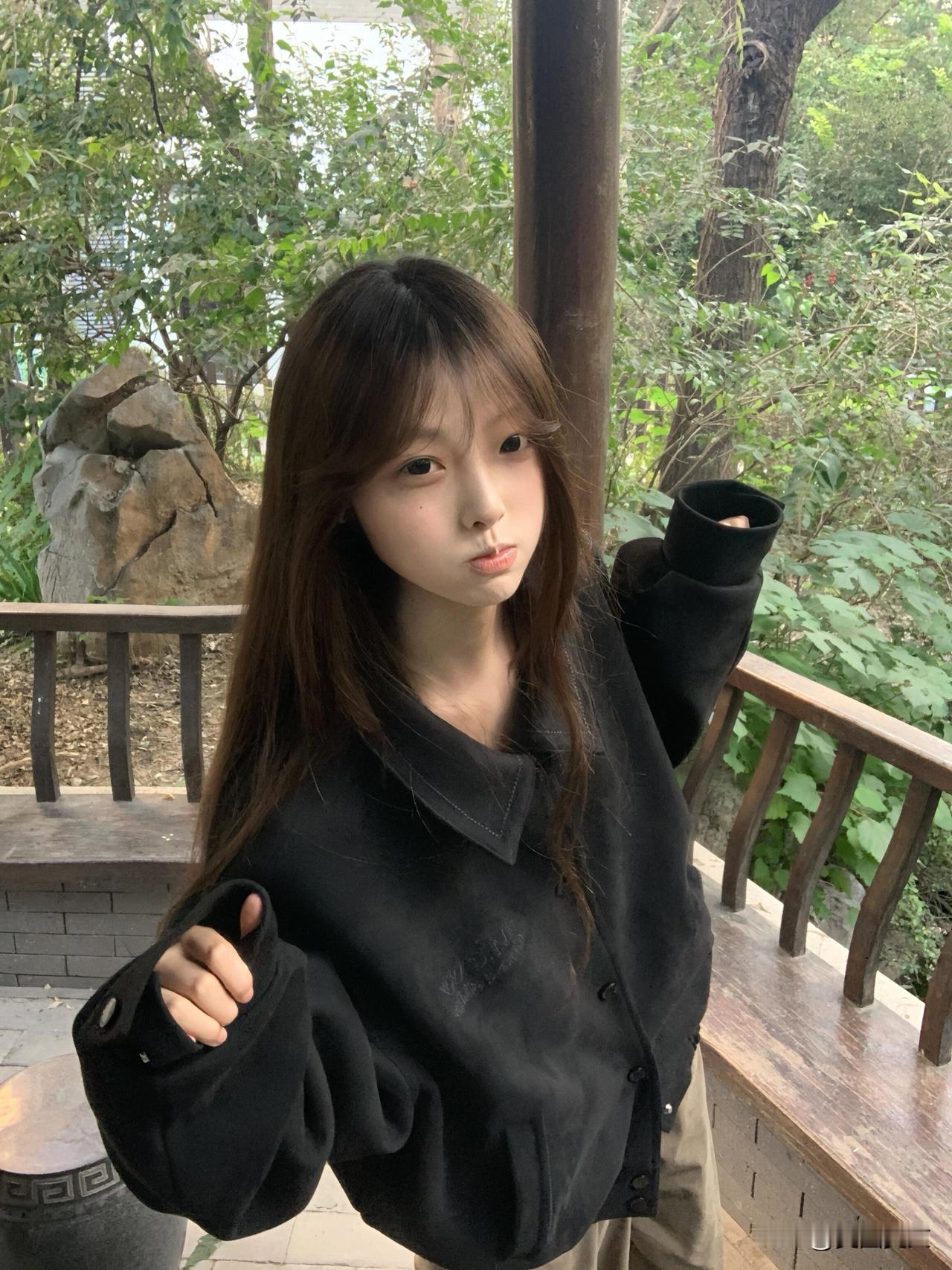 黑衣少女在绿意盎然中，微微嘟嘴，可爱又俏皮。温柔蓝裙少女棕裙少女照红衣微笑少