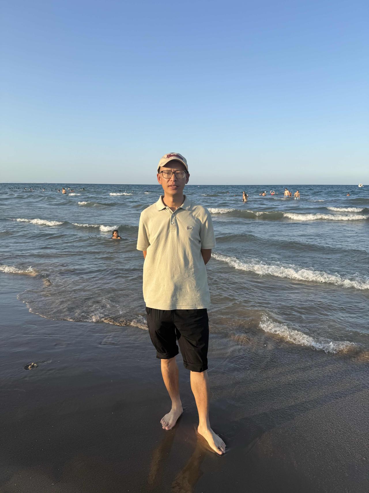 两颗松了的当门牙齿还在，10年了！但悬在2016年7月，我因匆忙出门赴约而过快