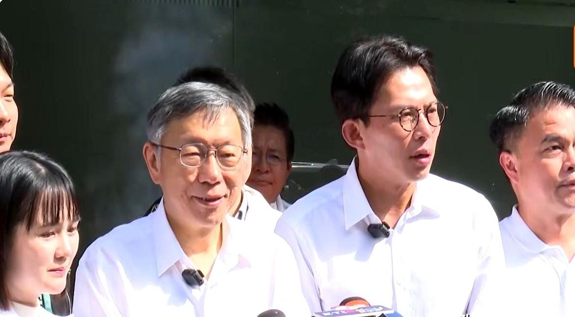 “政党协议？！”记者围得水泄不通，麦克风几乎怼到柯文哲脸上。他却连眼皮都没多抬