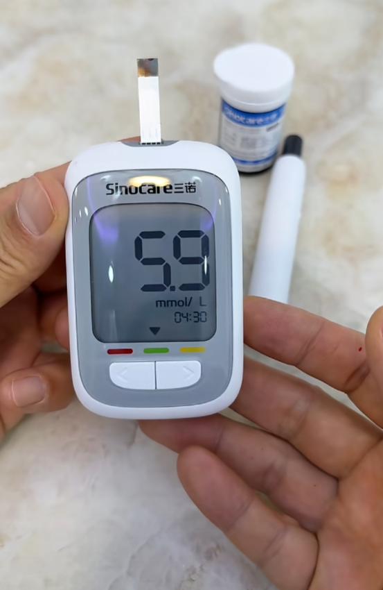 “太吓人了！”7月13日报道，吉林，一男子有糖尿病，当时正在测血糖，他扎破手指时