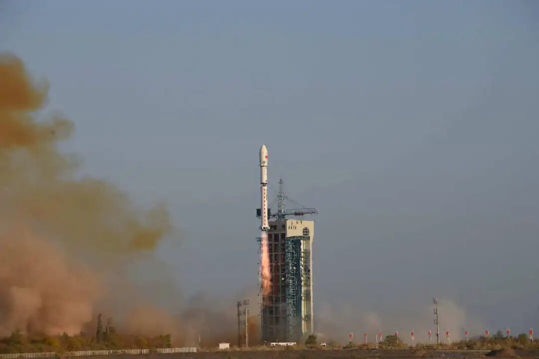 【我国今年第61次发射】北京时间今天18时00分，我国在酒泉卫星发射中心使用长征