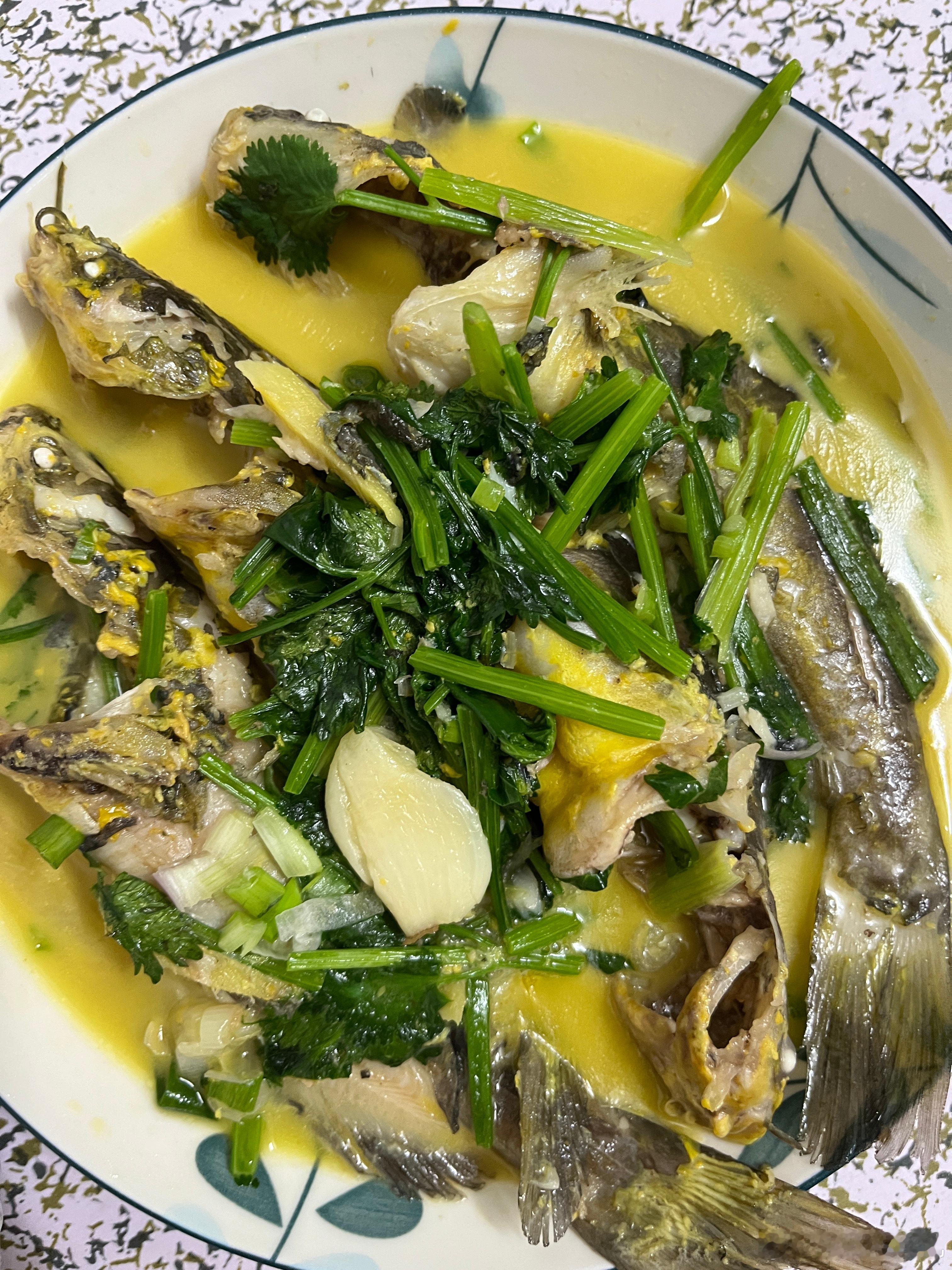 吃饭了，女儿说要吃一个黄骨鱼，说好好吃，那必须安排起来。把鱼肉剔给她吃，吃完鱼，