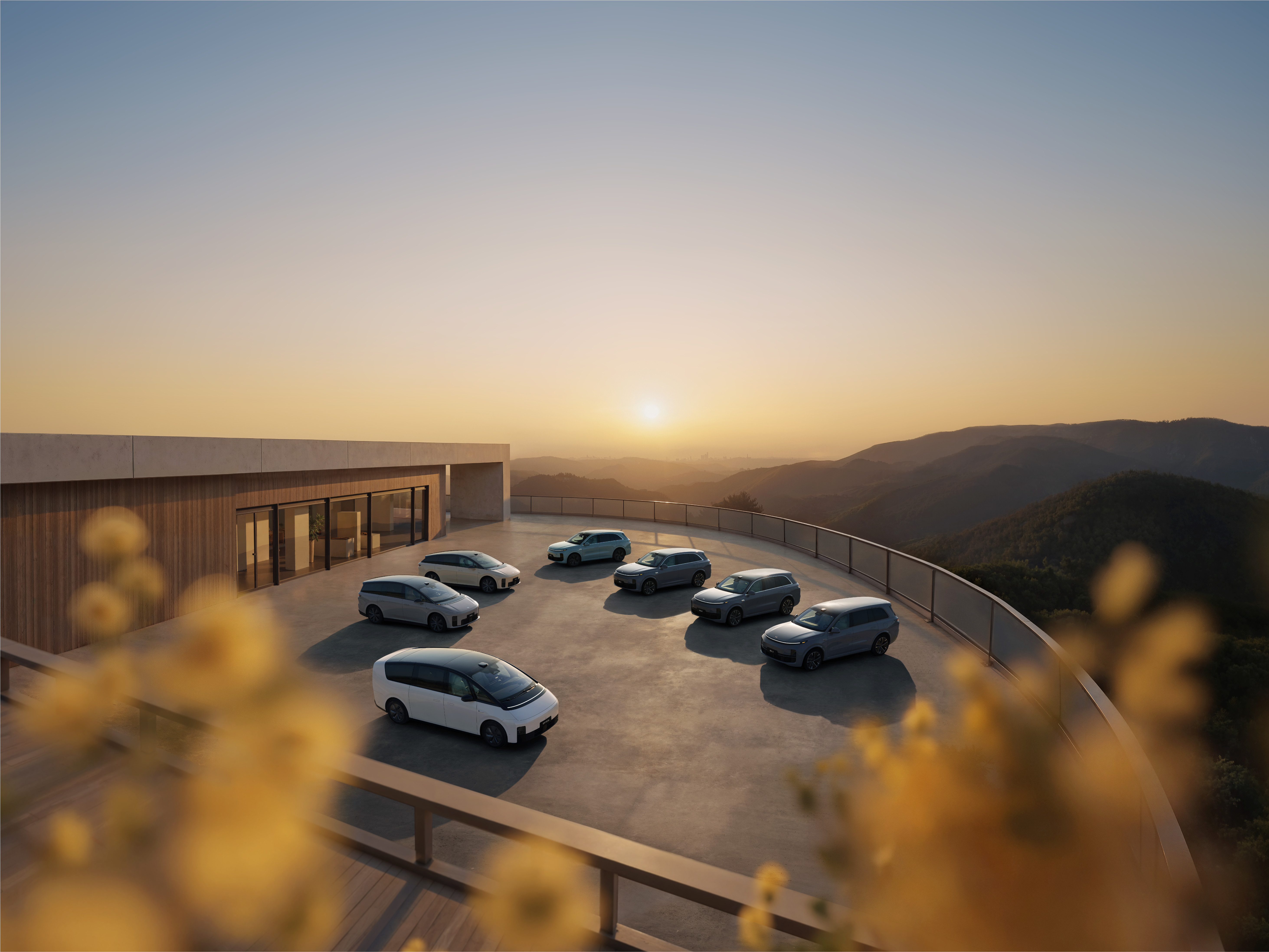 理想2025年的财报数据看完，能感受到这家车企的稳劲。连续三年营收破千亿还保持盈