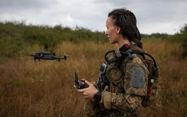 据美联社12月6日报道，乌克兰女性参军较2022年俄乌开战时增长了20%，目前约