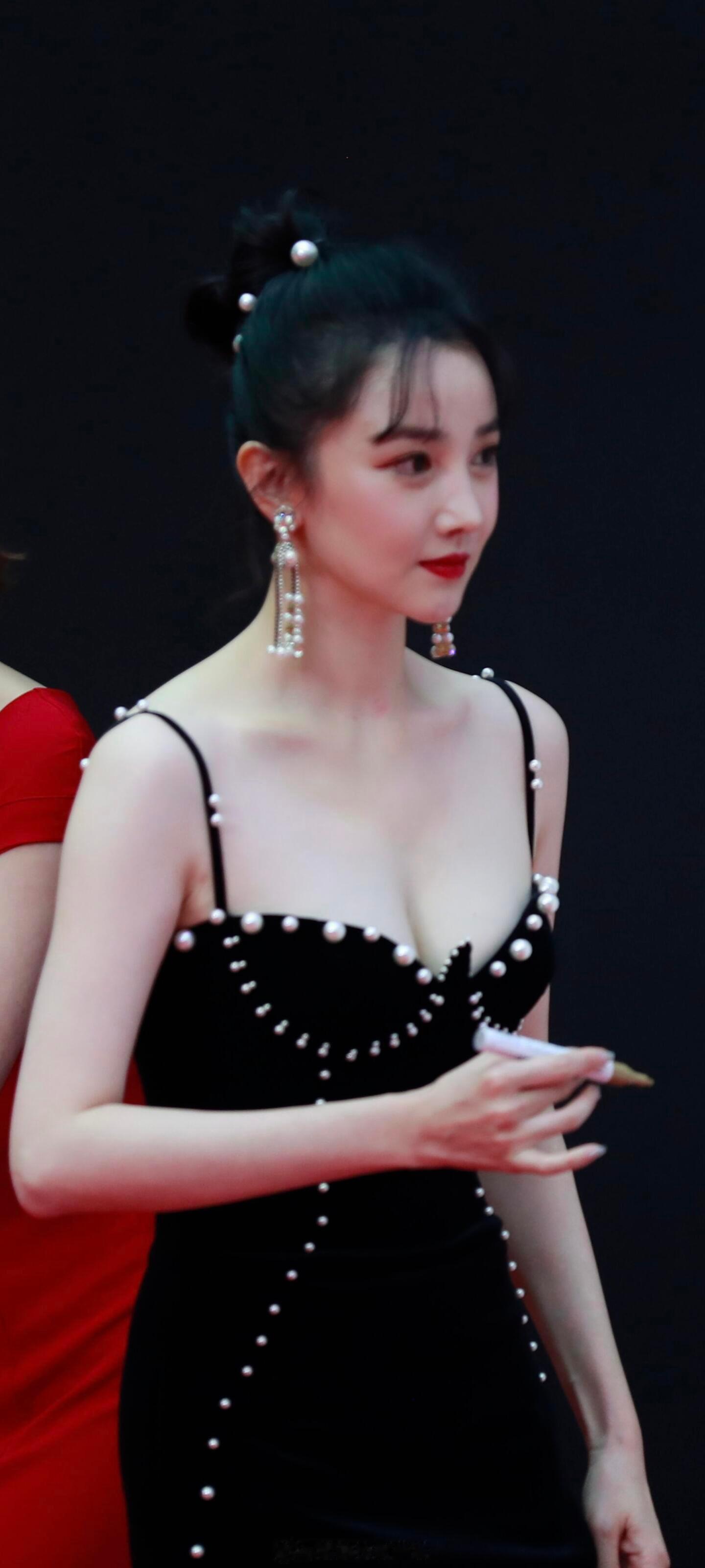 陈小纭皮肤真的好白啊，像刚剥壳的荔枝​​​