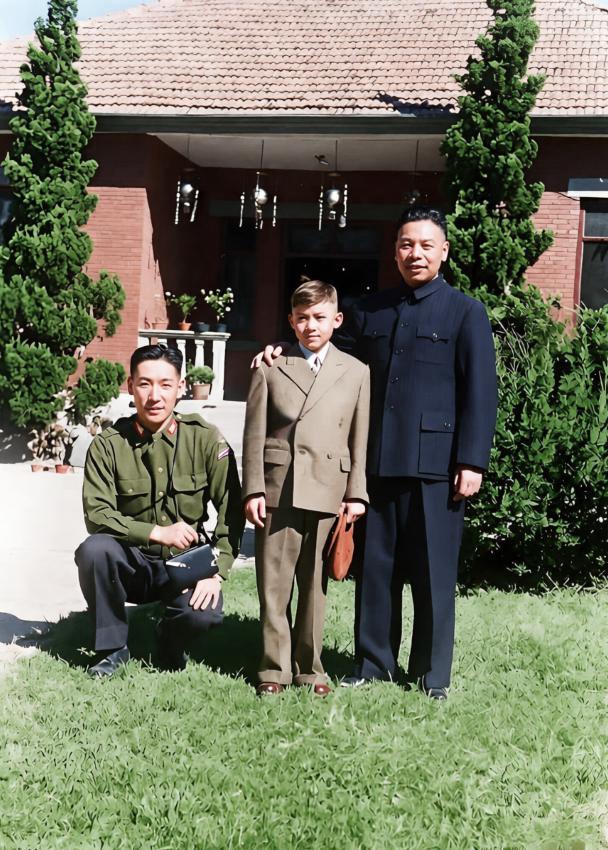 蒋孝文小时候，与父亲蒋经国，还有叔叔蒋纬国的合影。站在照片右边的是蒋经国，左