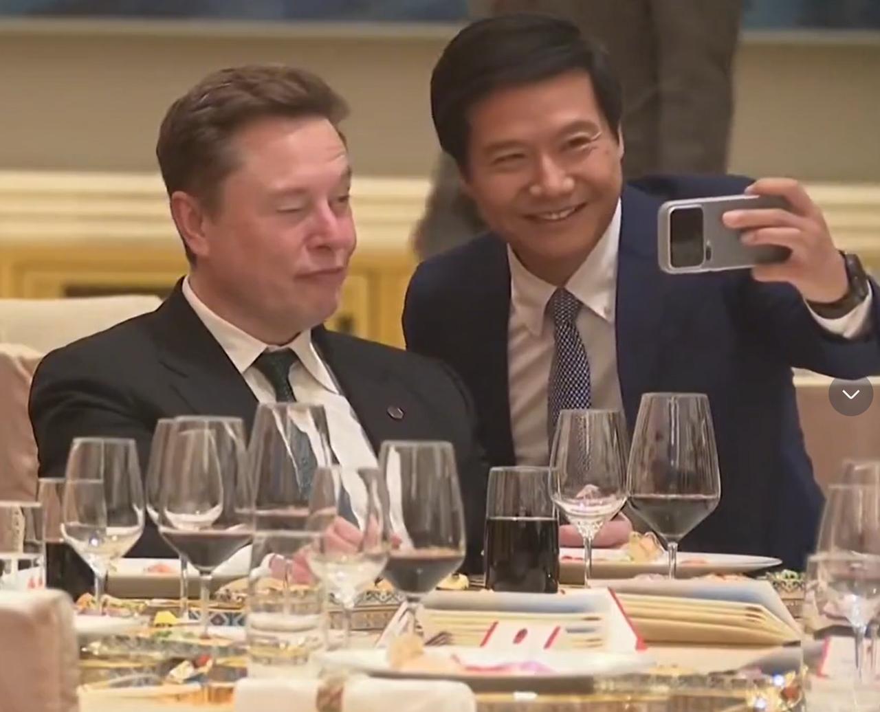 雷军去找马斯克合影了。马斯克的人气还是高，在雷军合影之前，也有其他人给马斯克