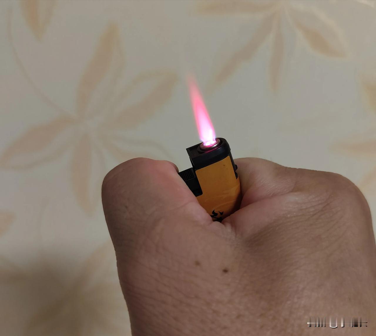 家人们，你们去买烟的时候，会想着自己掉进了一个大骗局里吗？今天给大家聊一个发生在