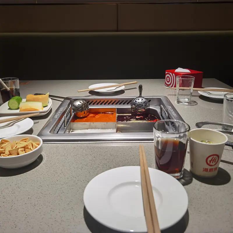 海底捞回应强制员工自费500赔顾客这事儿，真挺让人关注的。员工辛苦工作，要是因为