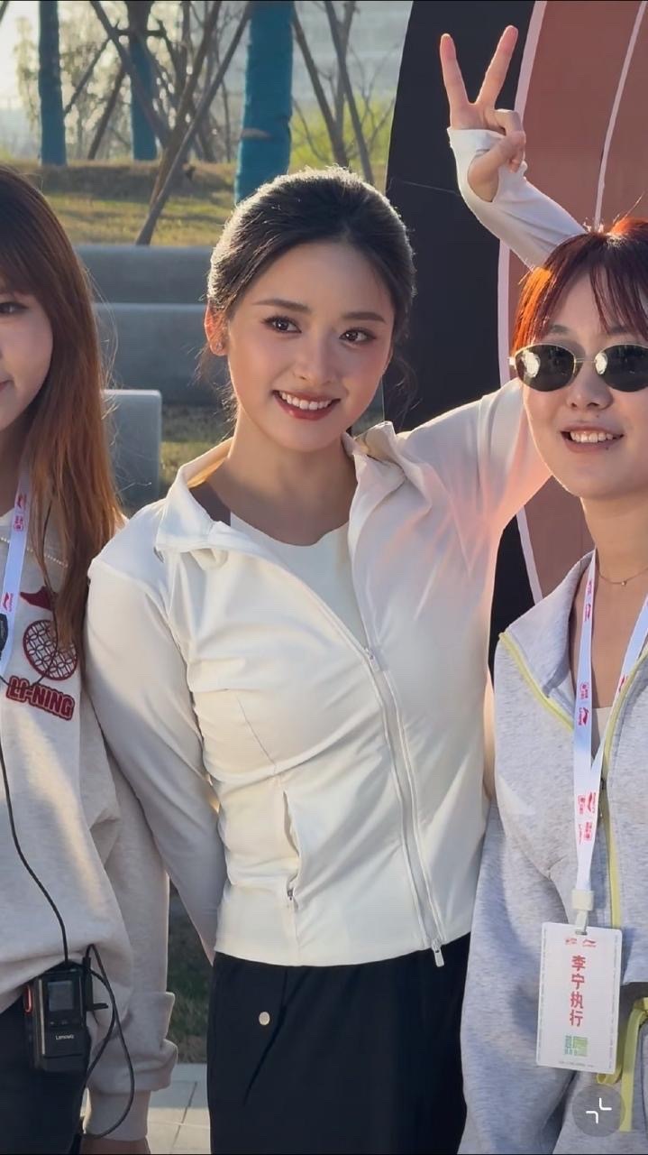 嗑颜bot投稿沈月好完美的一颗头😻