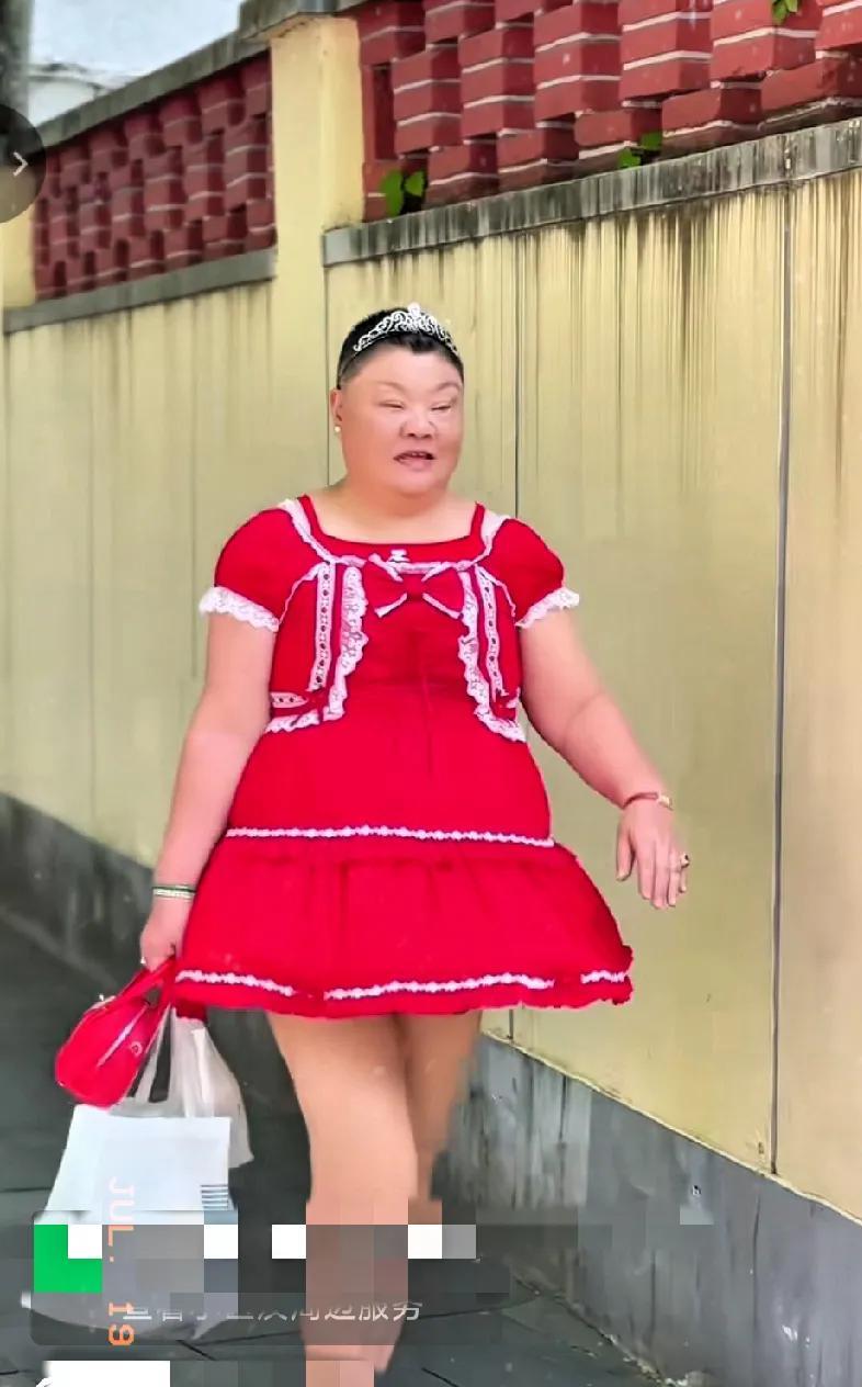实在太佩服她的勇气了！每天穿着不同颜色的小公主裙子上街买菜，迈着优雅轻快的步伐