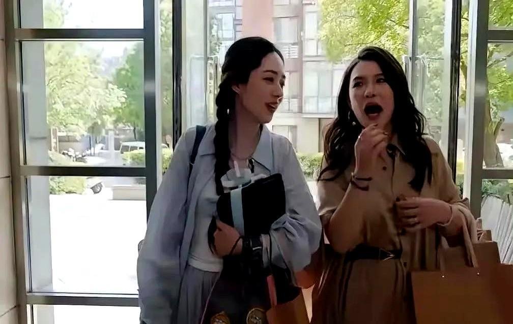 破案了！之前大家都不理解富婆向太为什么半夜还在直播，喝着蜜雪冰城，卖杂牌日用品