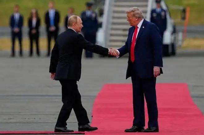 美国权力分散 vs. 俄罗斯集权：特朗普面临中期选举压力，普京稳推乌克兰战事