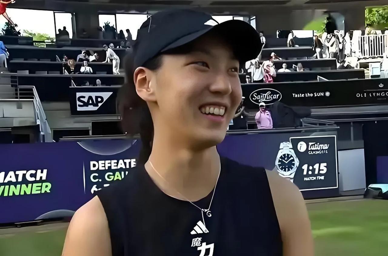 二姐横扫高芙，草地赛场比一姐强北京时间6月20日凌晨，2025年WTA500柏