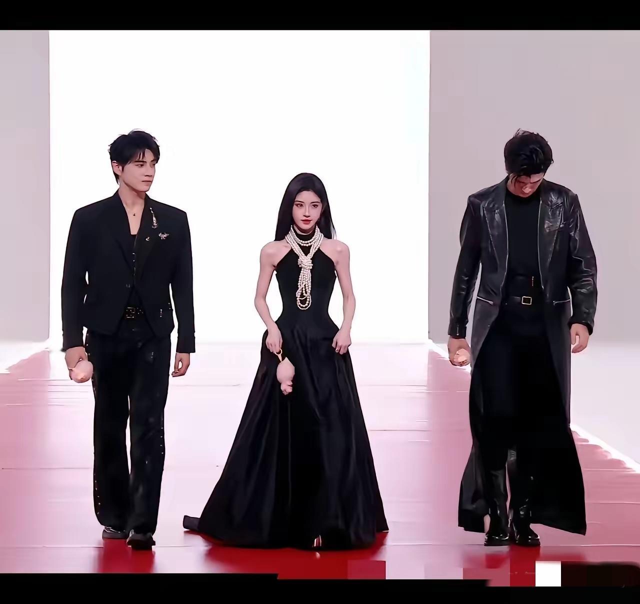 传说中身高149的鞠婧祎，为啥站在180+的张云龙身边，居然不显矮？因为鞠婧祎身