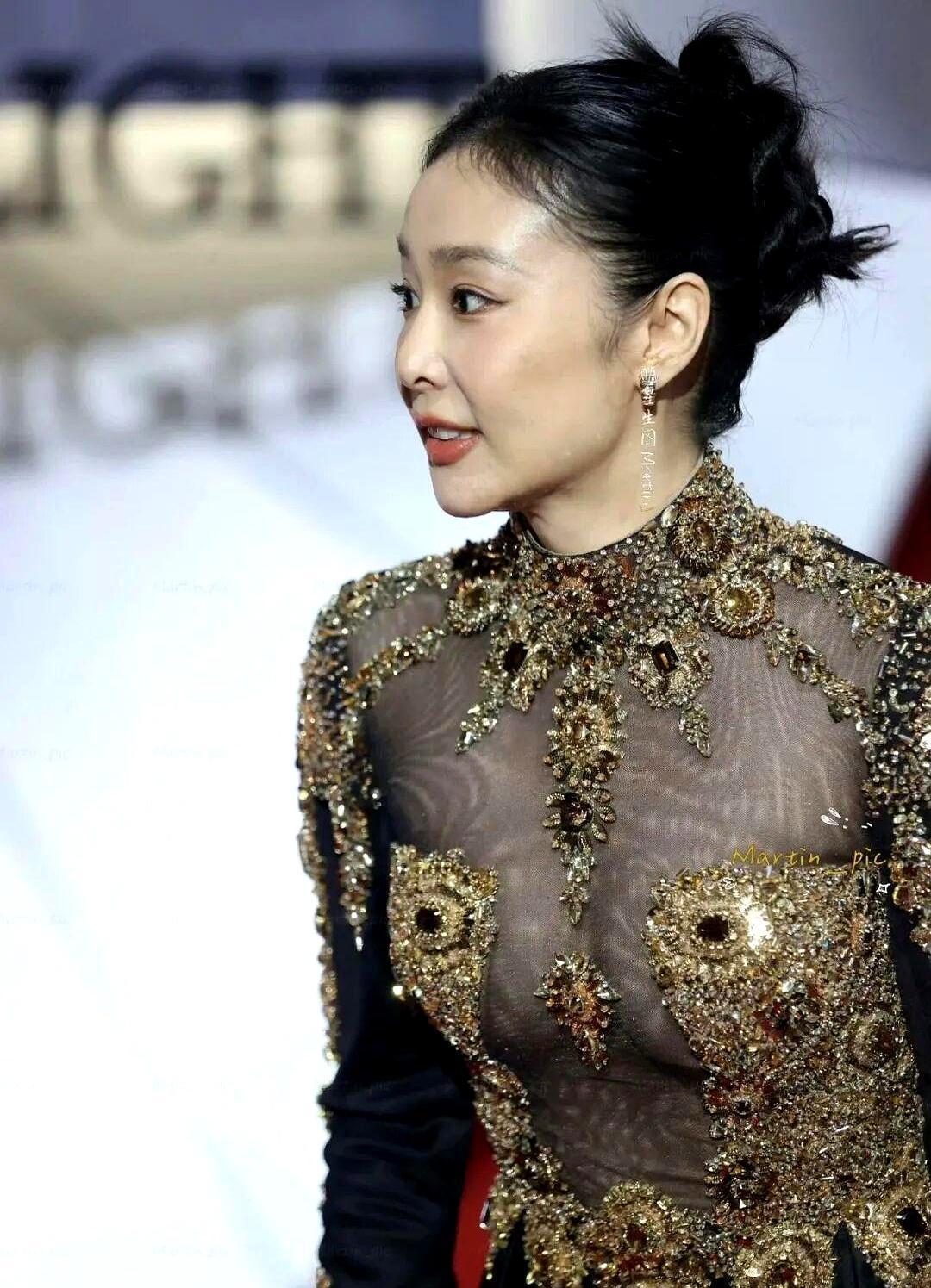 黄金三行十年前，她在《山楂树》里给周冬雨递输液瓶，镜头扫过连睫毛都没给特写