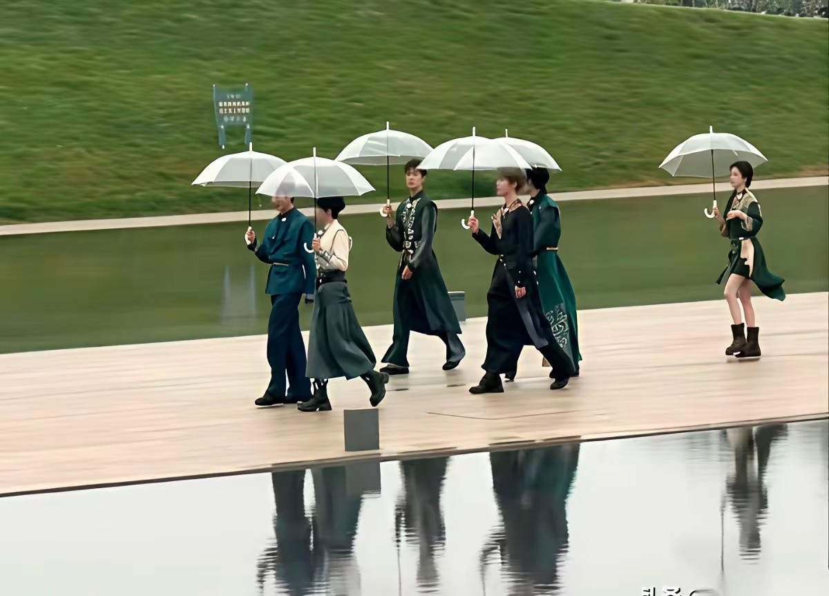 白鹿特意收伞跟李昀锐走在一起，旁边丞磊表情好尴尬