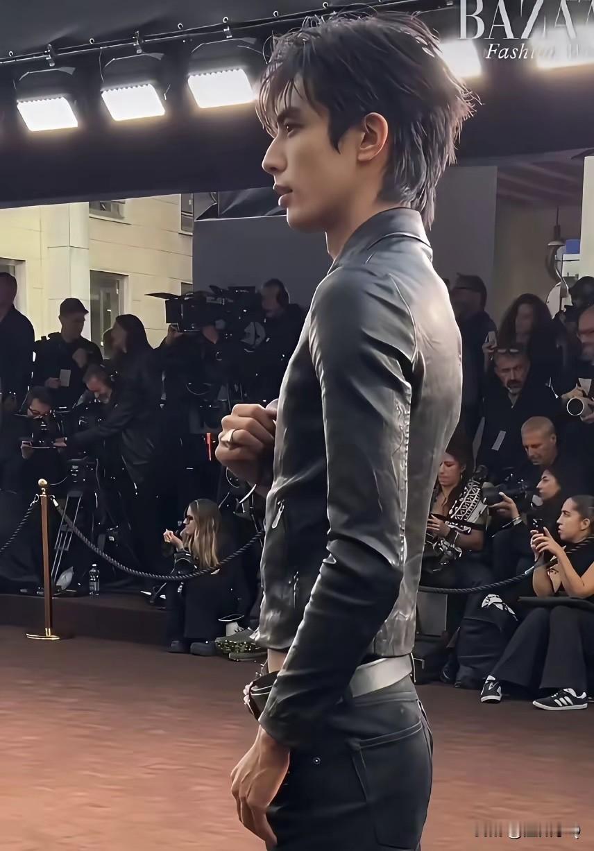 宋威龙身穿紧身皮衣，这身材惊呆我了，薄薄的一片，显得头大身小。