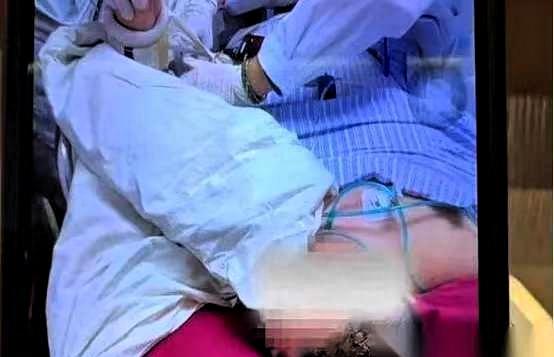 我真的被这个新闻给扎到了。46岁，上海，未婚未育，父母不在了。卡里躺着上百万，