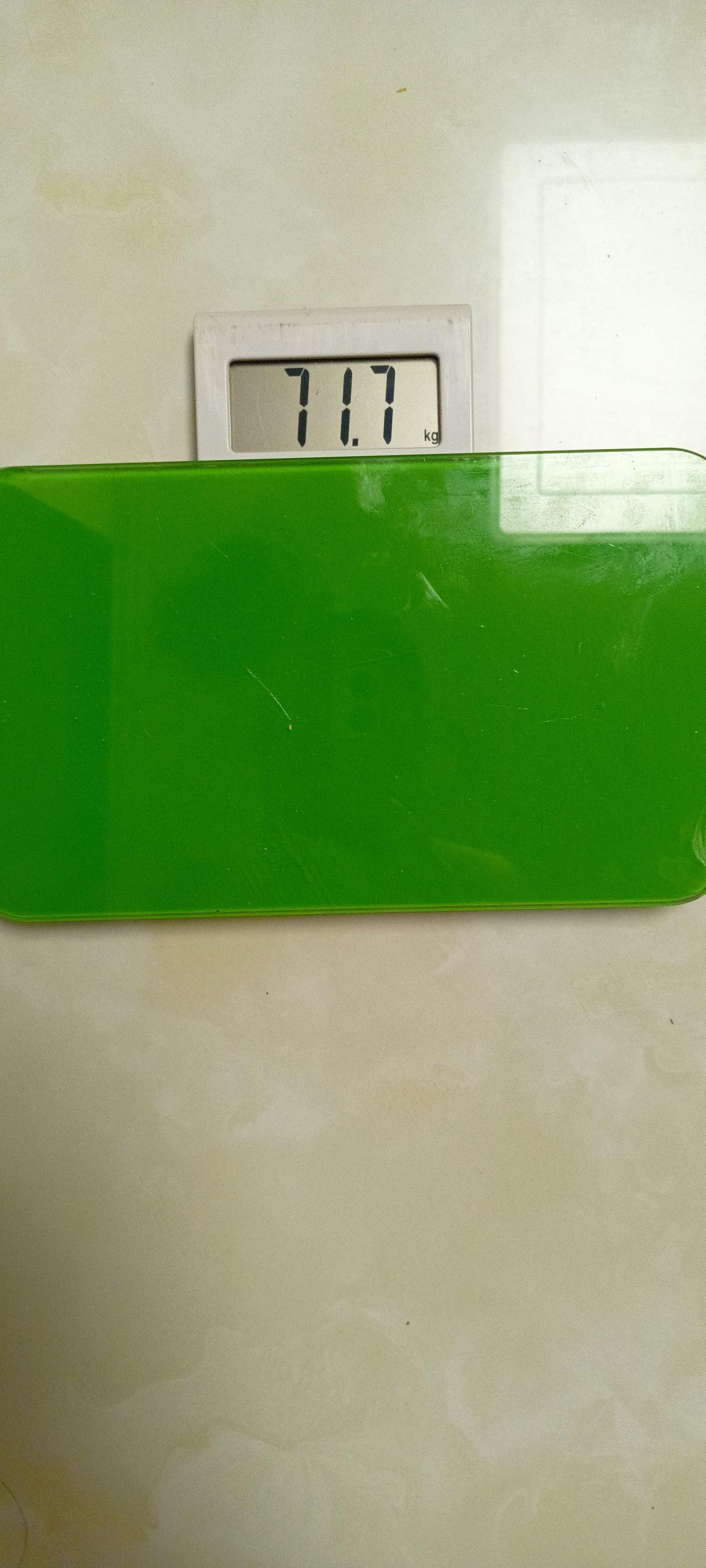 今天是减肥的第九天，今早的体重是71.7，昨天是72，又成功的减了六两。基本每