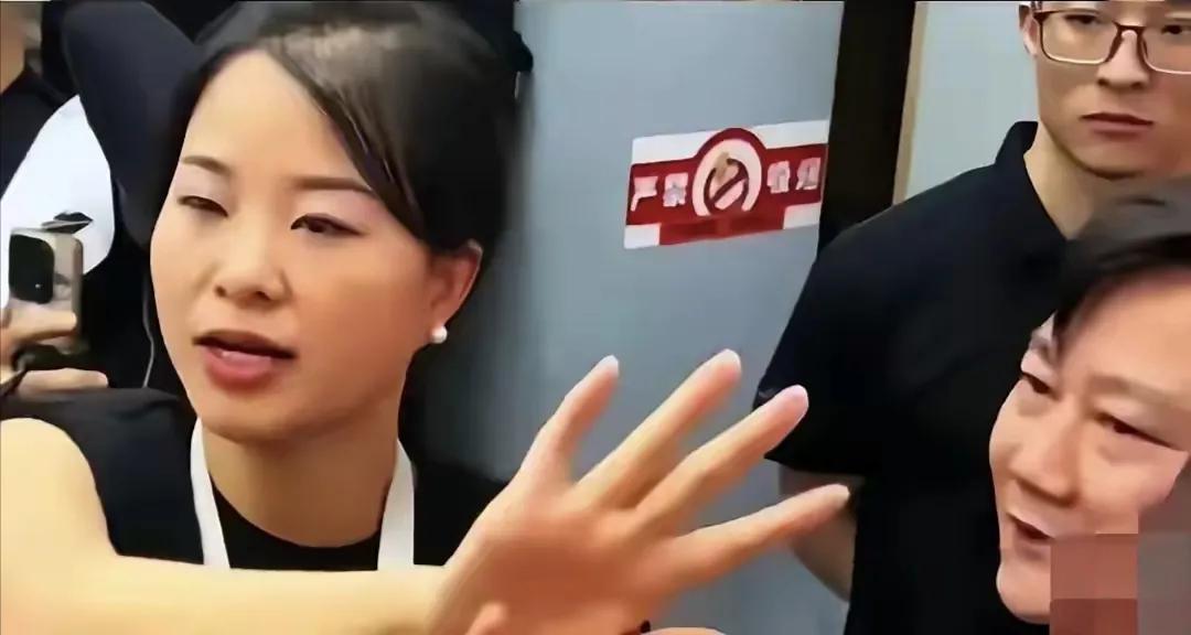 摩博会当众闹事刁难张雪后，王氏父子道歉，改口说自己是“冲动”王铸父子最终还是道