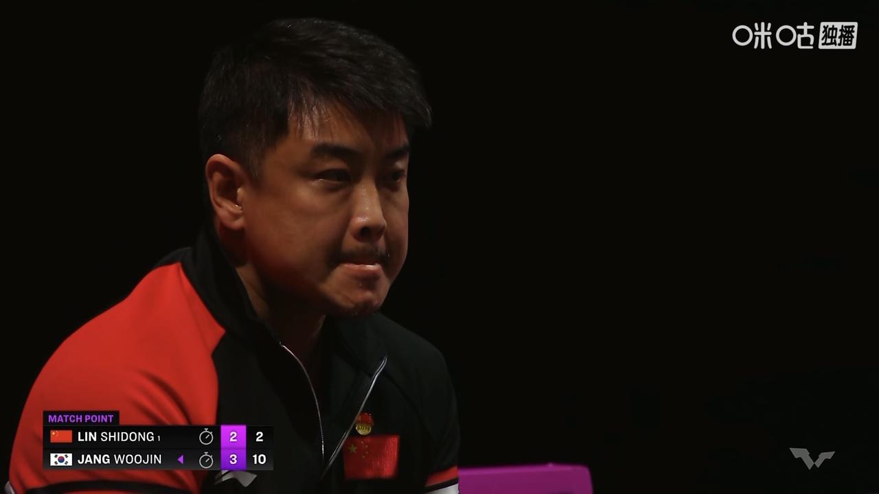 林诗栋爆冷淘汰：有谁注意到王皓的2个凝重表情？当林诗栋在1-3落后的时候，