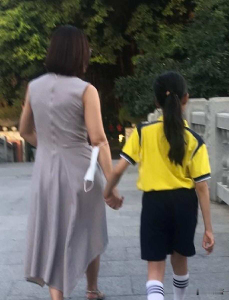 青春期孩子为何不愿意与父母沟通？青春期孩子不愿与家长沟通，主要有以下原因:
