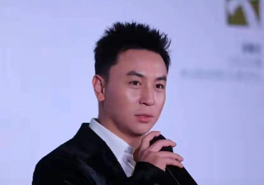 38岁释小龙现状曝光！告别何洁后娶素人妻，如今化身宠妻奶爸作为几代人的童年回忆