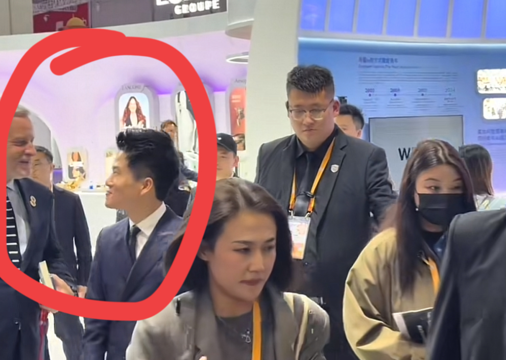 哇，哇，哇！这不是灰灰吗？对就是董宇辉，他又跟这位外国友人聊啥了？这位外