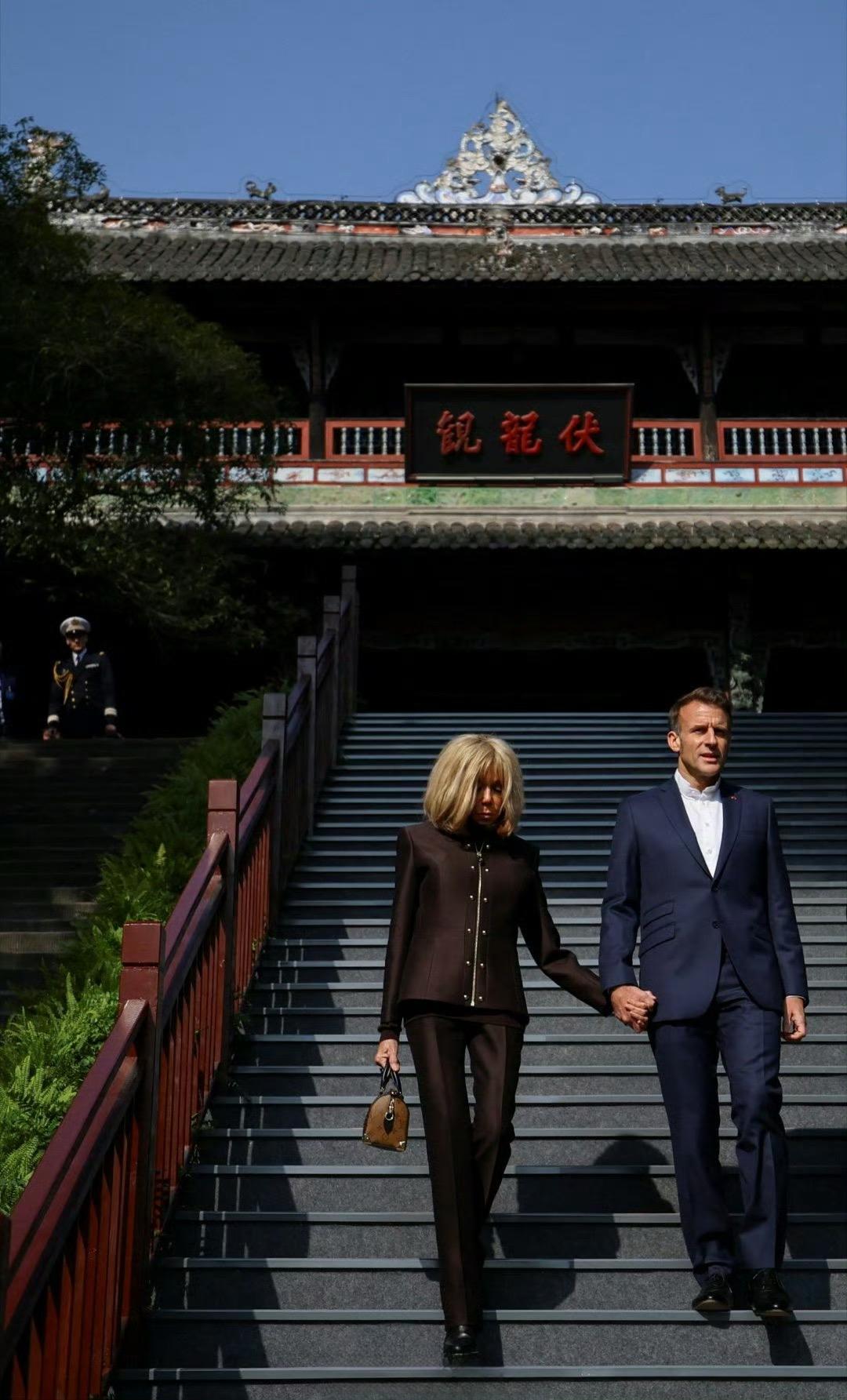 12月3日，马克龙开启第四次访华行程。12月5日晚上，马克龙结束访华行程，专机从