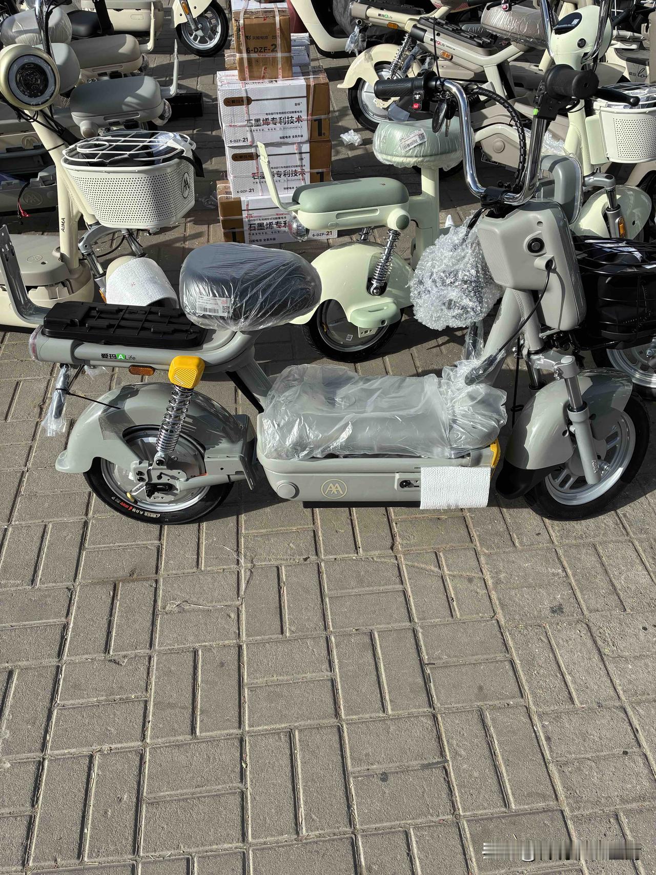 空了差不多一个星期之后，小区门口的电动车门店今天终于看到有新车卖了。简单看了下