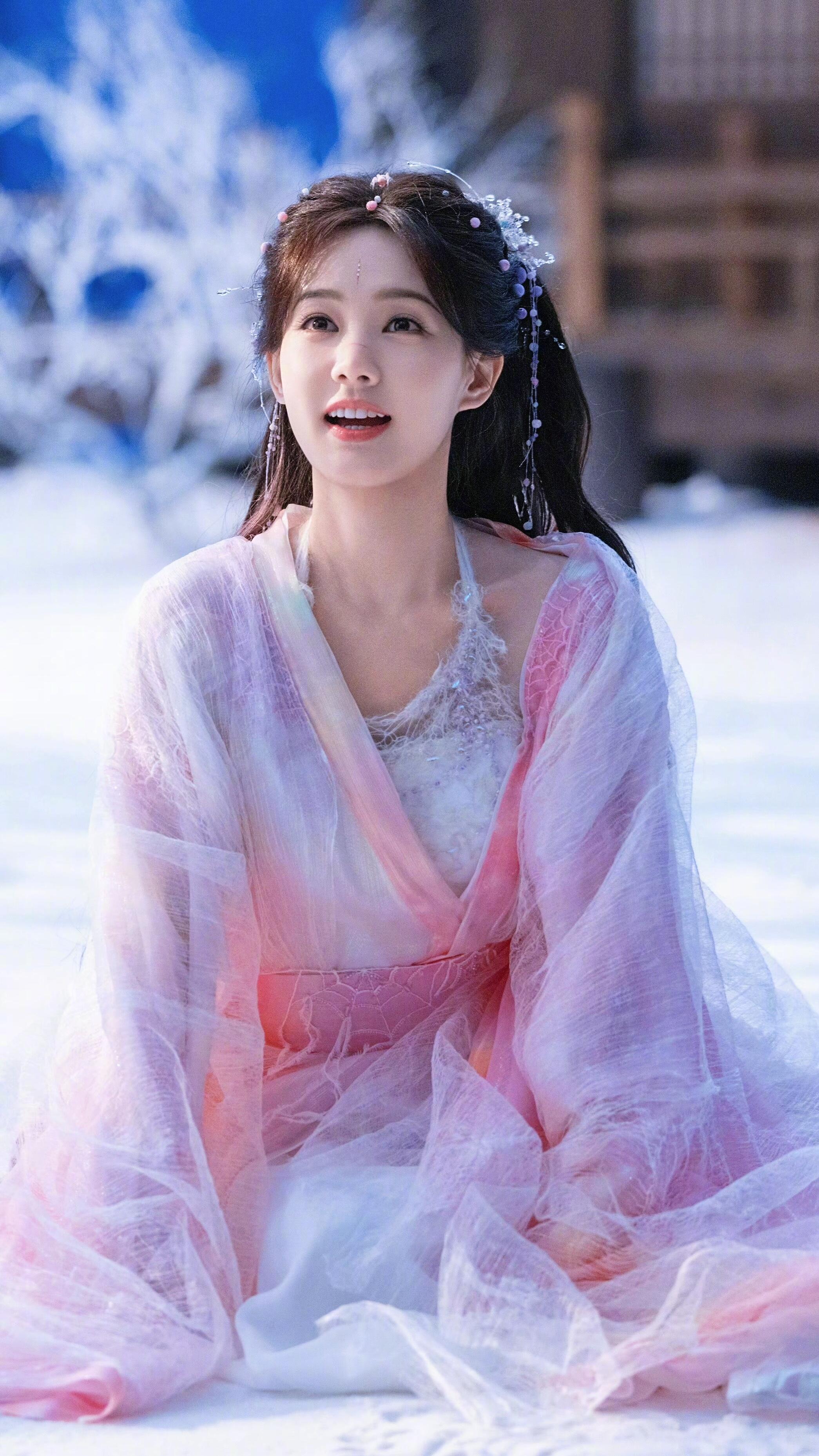 李一桐出道至今二十多部女主剧傍身，顶流男主换个遍，这饼是多少人做梦都吃不上的。美