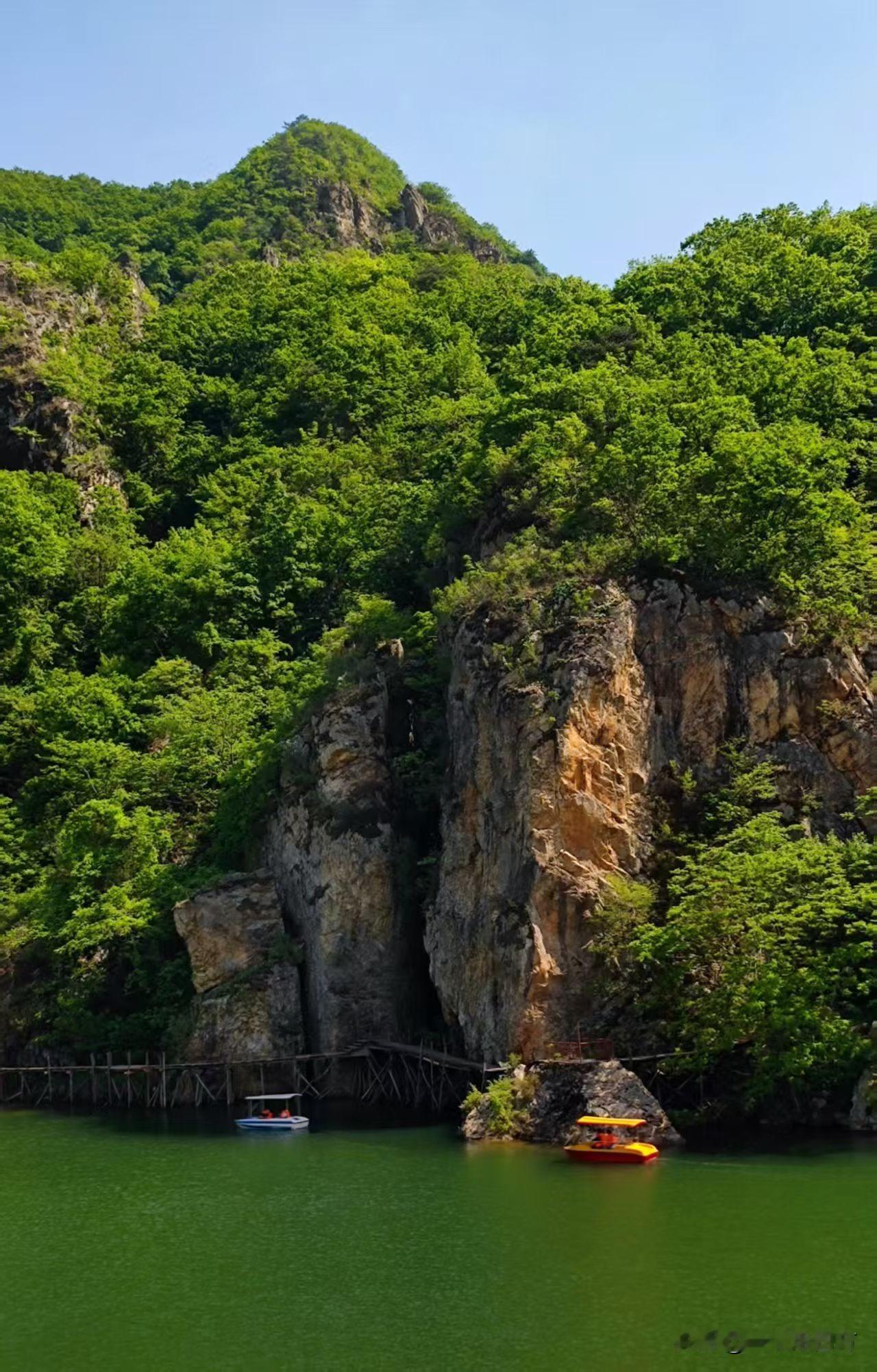 再进大连冰峪沟，依旧被这片山水惊艳，这里素有“北方小桂林”的美誉，名不虚传，青山