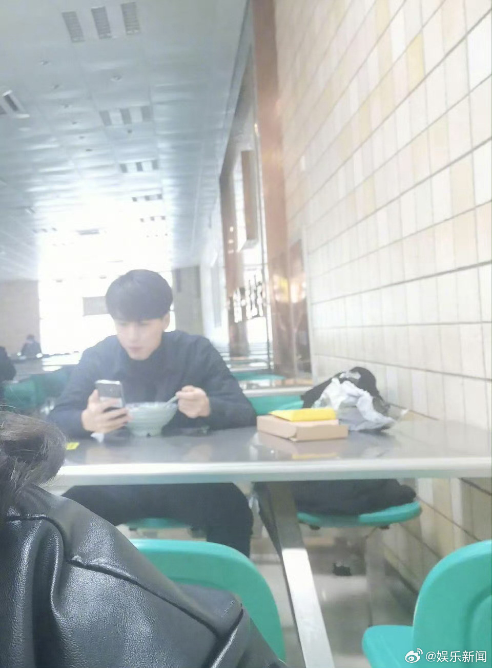 张凌赫因为帅被同学偷拍张凌赫因为帅被同学偷拍素人时期颜值就封神！生图吊打精修，