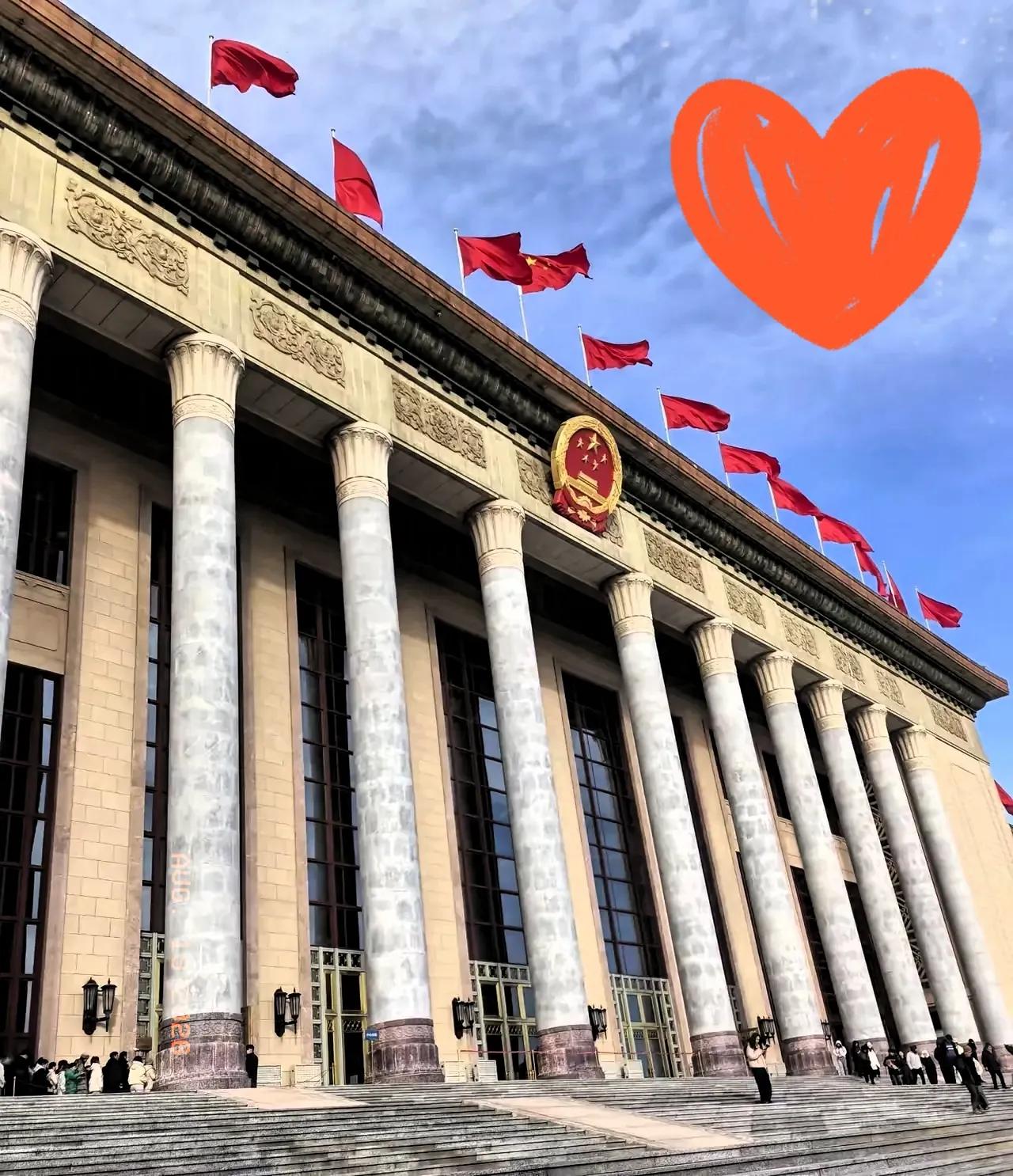 昨晚新闻联播那个镜头，确实看得我心里五味杂陈。主席台上那几位老同志，头发全白