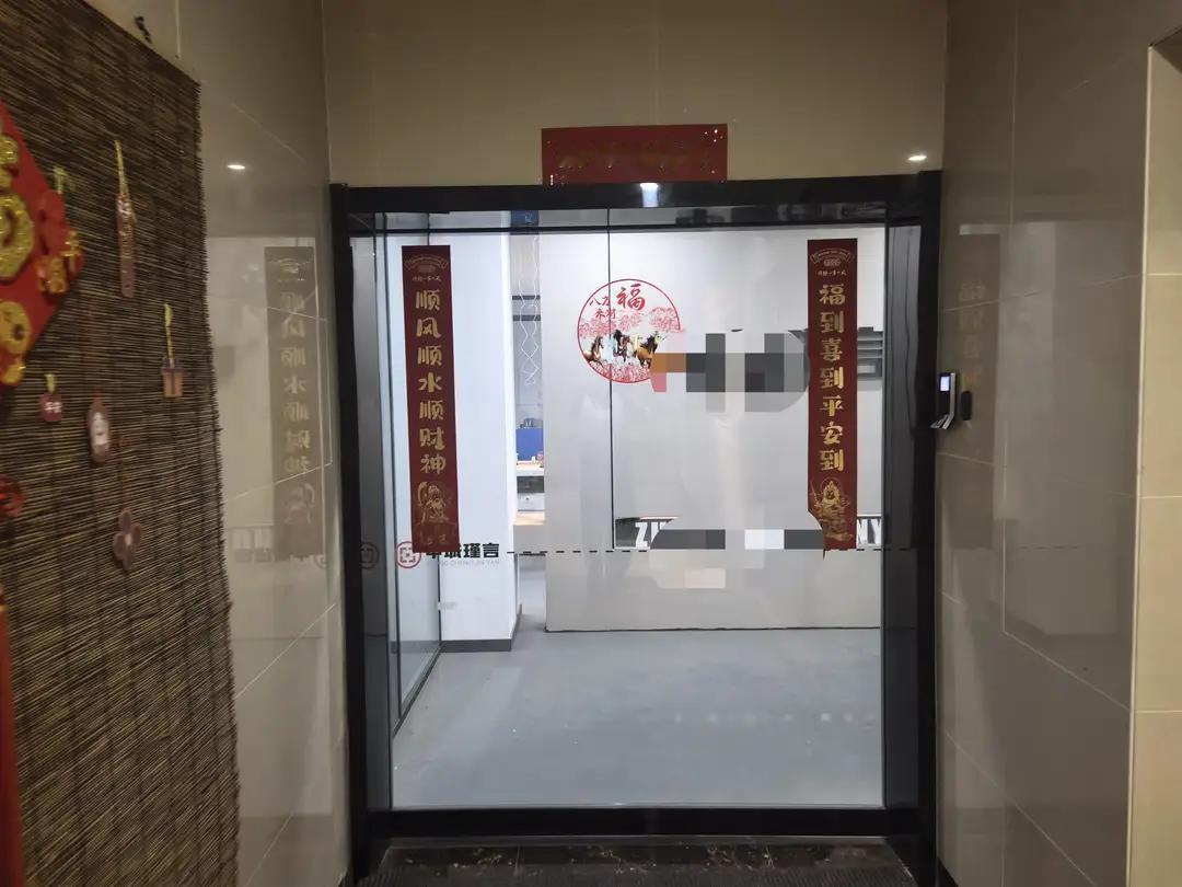 陕西西安，一男子把408平的办公室，365万卖了出去，买家付了20万定金，跟男子