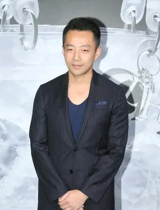 湾湾外婆发威了，因为汪小菲为儿子转学，没有征求她同意。现在霖霖转学到离家最近的